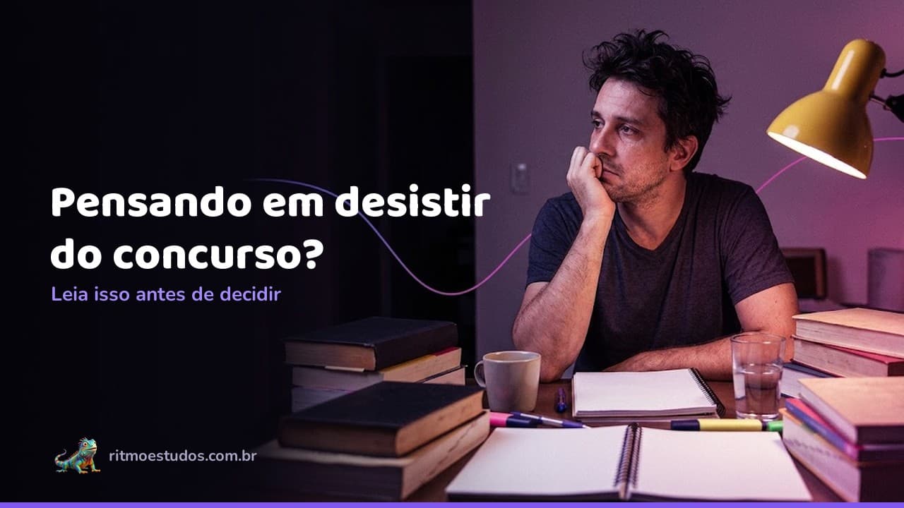 Capa do artigo: pensando em desistir do concurso, concurseiro pensativo à mesa de estudos